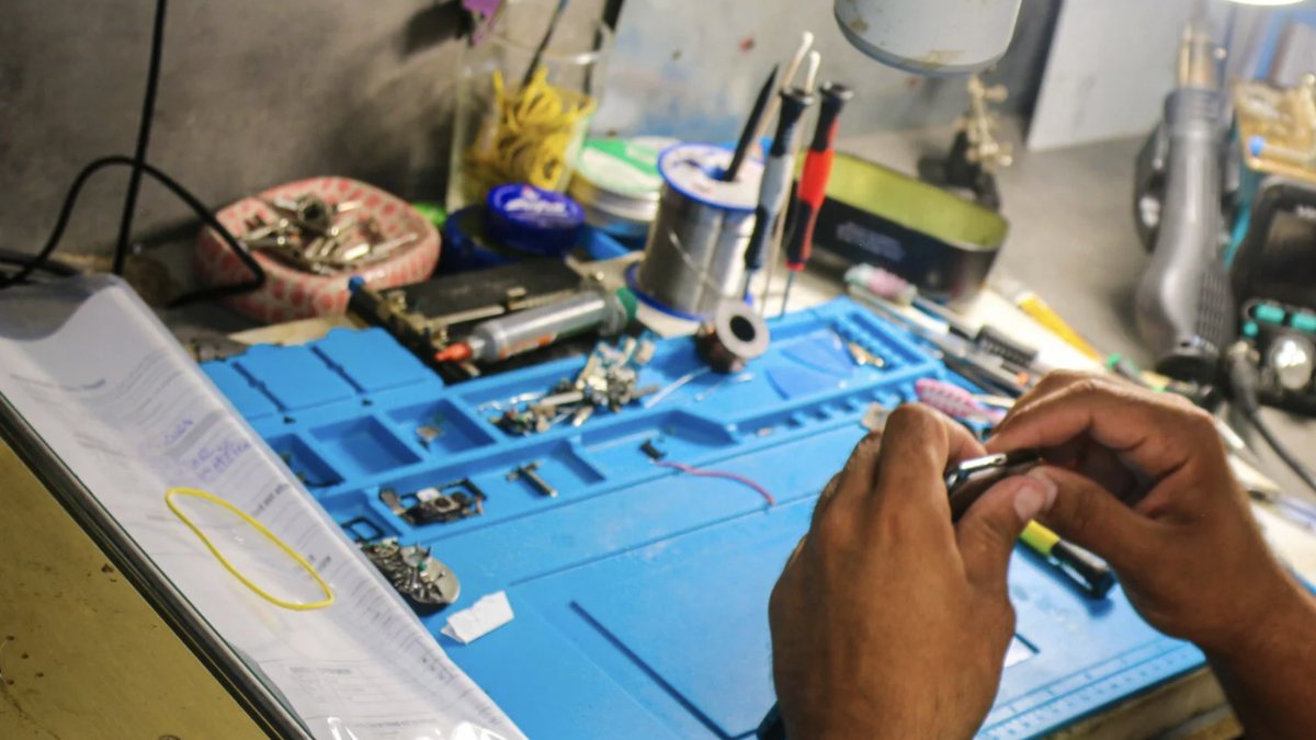 Reparatur eines Smartphones in der Werkstatt von selfm.aid